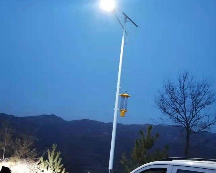 山西永鑫路燈公司：夏季使用太陽能路燈要注意什么問題？